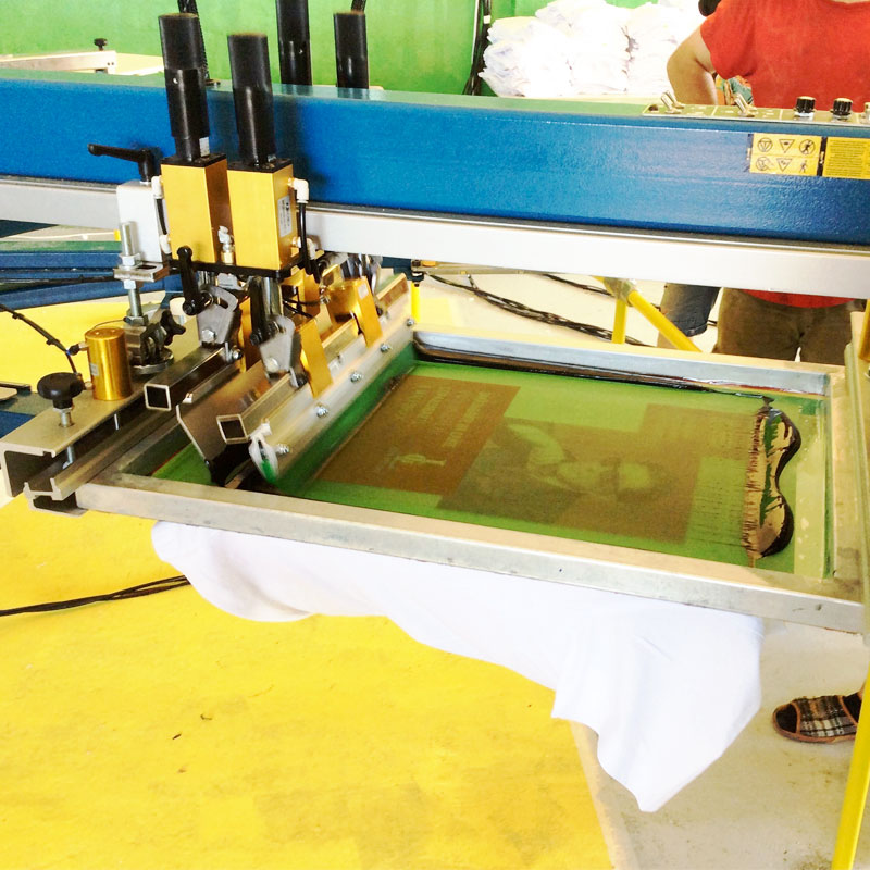 Печать первого 30 000 тиража рекламных футболок компанией КРАСАР ( Краснодар ) в день ввода печатного оборудования M&R Challenger II OS в производство инженерами поставщика - компании Мировые печатные системы ( Москва ) - +7 (495) 727-0610.