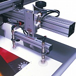 Автоматическая многокрасочная плоскопечатная шелкографическая машина карусельного типа M&R Conquest. Равнение запечатываемого материала по 