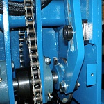 Полуавтоматическая машина трафаретной печати M&R Saturn Platinum II для шелкотрафаретной печати, сплошной и выборочной УФ лакировки. Блок поднятия печатной каретки.