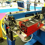 Трансферный пресс для приглаживания ворса встроенный в печатную голову  автоматической карусельной печатной машины для нанесения многокрасочных принтов на одежду, футболки, трикотажный крой M&R STRYKER.