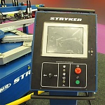 Пульт управления автоматической карусельной печатной машины для нанесения многокрасочных принтов на одежду, футболки, трикотажный крой M&R STRYKER.