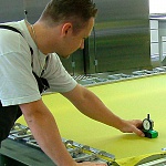 Измерение натяжения сетки на трафаретной раме тензометром Grunig G-Check
