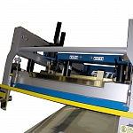 Полуавтоматическая машина трафаретной печати M&R Saturn Platinum II для шелкотрафаретной печати, сплошной и выборочной УФ лакировки. Система крепления печатного ракеля и фор-ракеля.