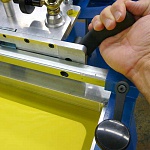 Установка печатного зазора на ручной карусели для трафаретной печати начального уровня M&R CRUZER 6 красок, 4 рабочих стола.